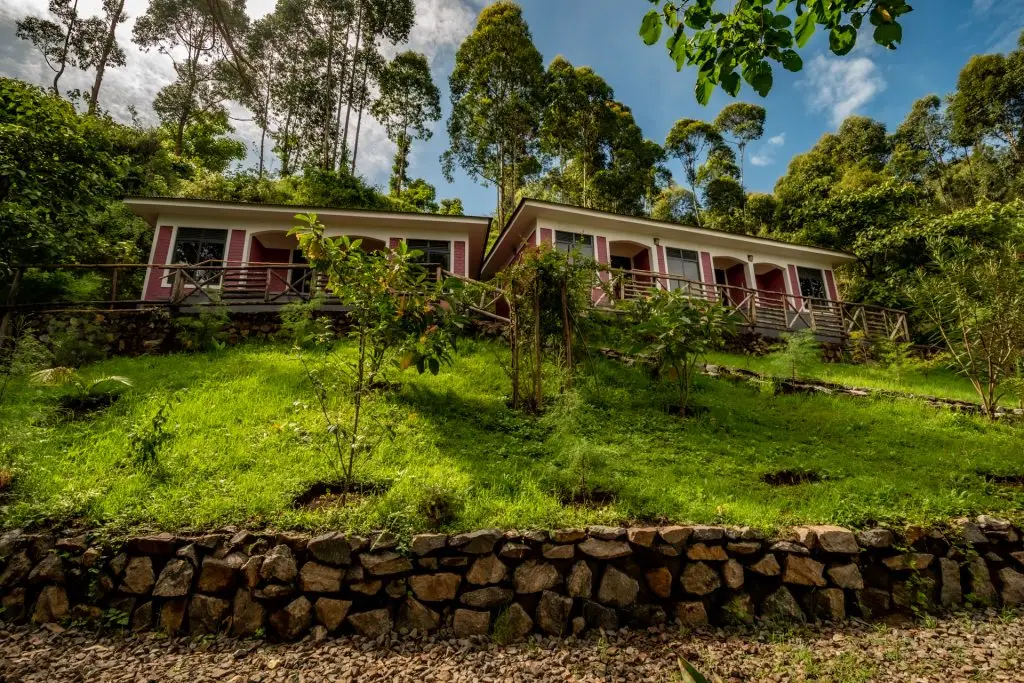 Mise Cave Lodge rooms overlooking valleys and cliffs of the plains